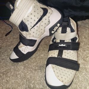 Nike lebron james soldier ten shoes